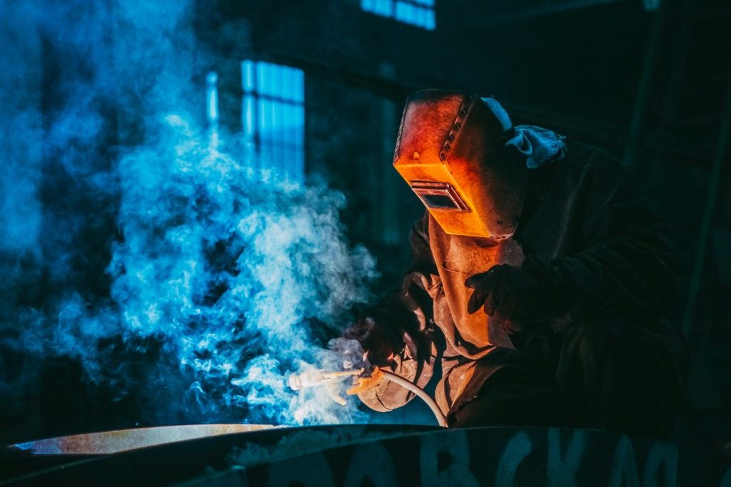 Situation de travail de l'industrie métallurgique avec risque d'accident de travail.